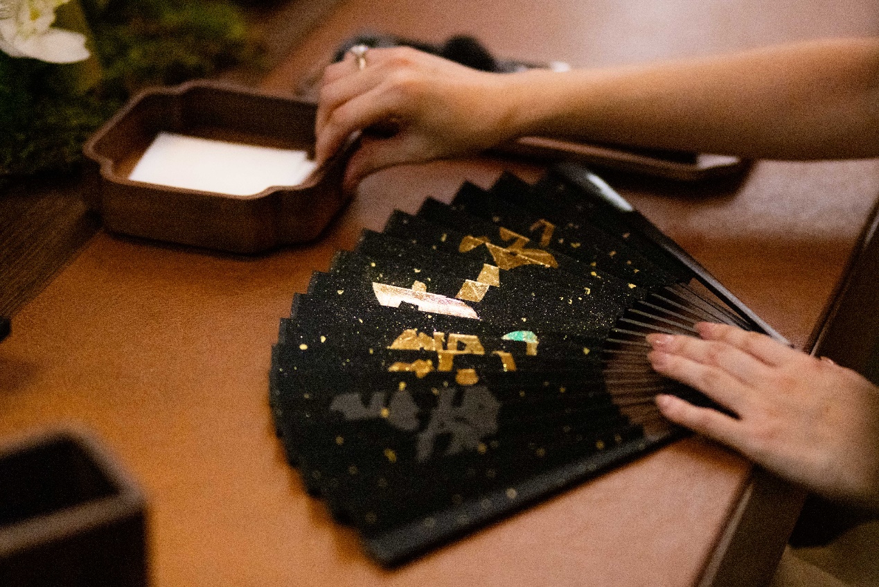 圖片包含 人, 室內(nèi), 樂器, 男人

AI 生成的內(nèi)容可能不正確。